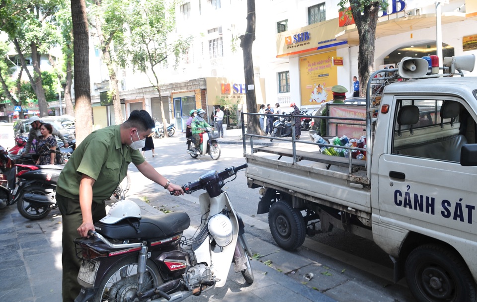 Quận Hoàn Kiếm: Kiểm tra, phạt nặng nhiều phương tiện dừng đỗ sai quy định - Ảnh 5