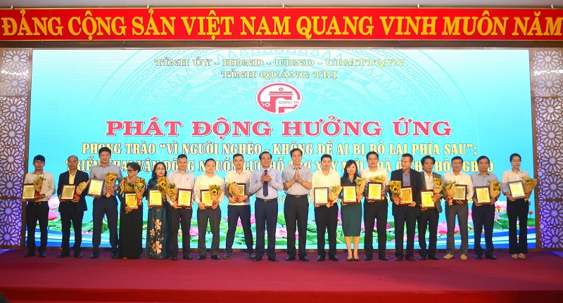 L&atilde;nh đạo tỉnh Quảng Trị trao bảng vinh danh c&aacute;c tổ chức, c&aacute; nh&acirc;n ti&ecirc;u biểu&nbsp;đ&oacute;ng g&oacute;p t&iacute;ch cực, thiết thực tham gia Quỹ v&igrave; người ngh&egrave;o v&agrave; c&aacute;c hoạt động an sinh x&atilde; hội.