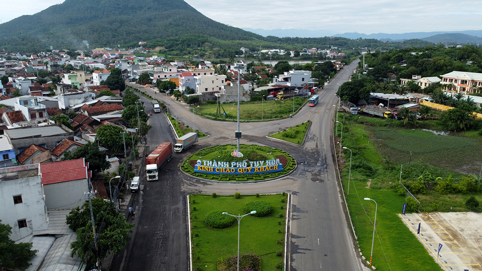 Quốc lộ 1 đoạn qua địa b&agrave;n tỉnh Ph&uacute; Y&ecirc;n c&oacute; chiều d&agrave;i 134km từ Km 1243 + 00 đến Km1366 + 546 v&agrave; Khu Quản l&yacute; đường bộ III trực tiếp quản l&yacute;, bảo tr&igrave; 102km.