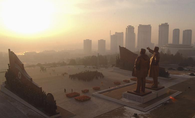 Đ&agrave;i tưởng niệm Mansudae. Nơi đ&acirc;y c&oacute; hai bức tượng đồng đồ sộ của hai cố l&atilde;nh đạo Triều Ti&ecirc;n Kim Il Sun v&agrave; Kim Jong Il, &ocirc;ng nội v&agrave; cha của nh&agrave; l&atilde;nh đạo Triều Ti&ecirc;n Kim Jong Un. Ảnh: KCNA