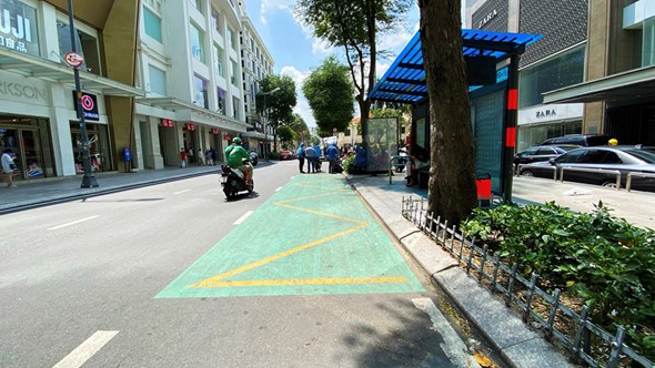 TP Hồ Chí Minh thí điểm sơn vạch phản quang màu tại nhà chờ xe buýt - Ảnh 1