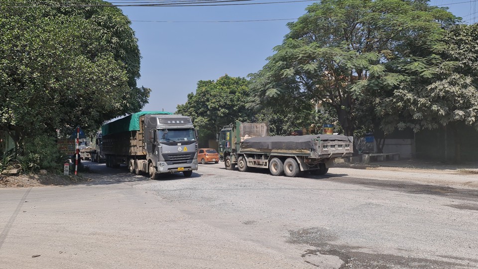 Xe tải hoạt động trên đường Hồ Chí Minh, đoạn Km426 + 500 chạy qua dốc Đồng Đầm xã Thủy Xuân Tiên, huyện Chương Mỹ, Hà Nội. Ảnh: Phạm Công