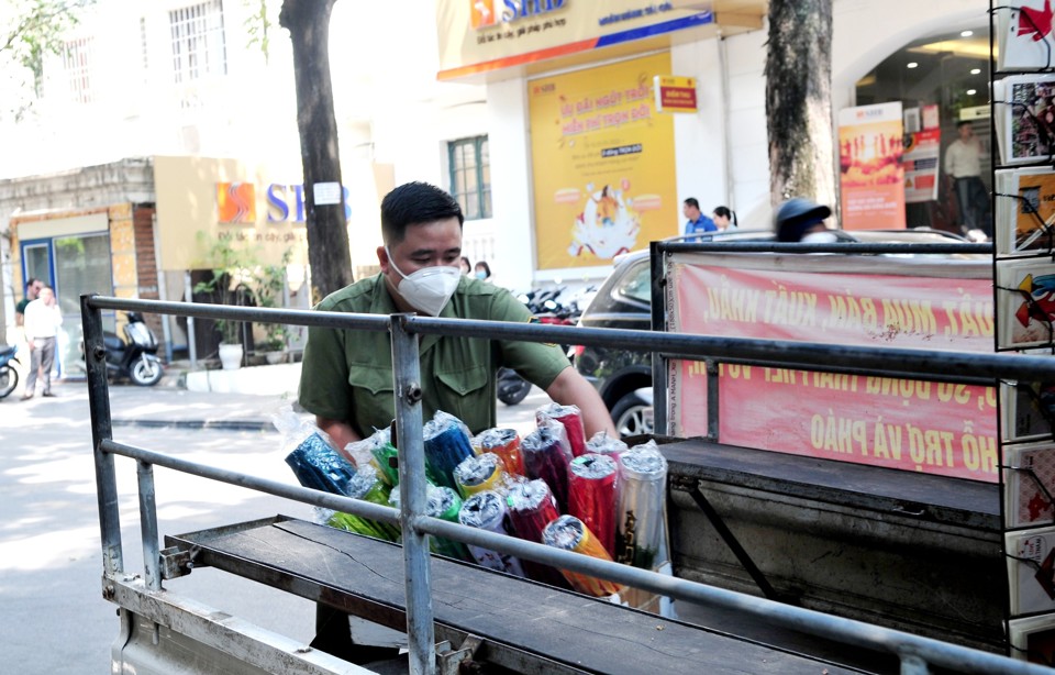 Lực lương chức năng xử l&yacute; nghi&ecirc;m t&igrave;nh trạng bu&ocirc;n b&aacute;n lấn chiếm vỉa h&egrave;...