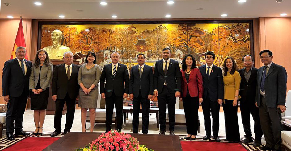 Đoàn nhóm Nghị sĩ hữu nghị Rumani cùng đại diện lãnh đạo, cán bộ Hà Nội.
