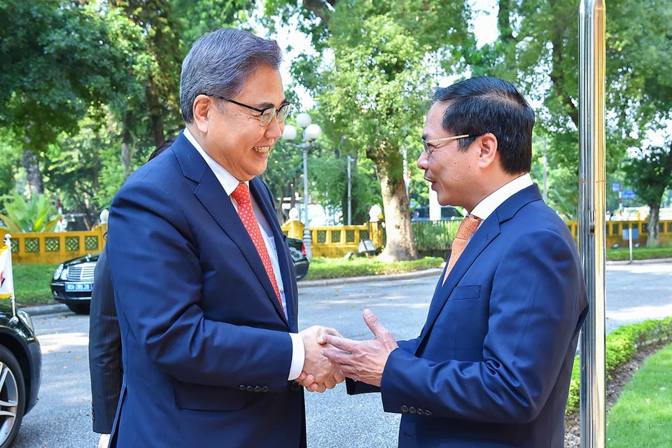 Bộ trưởng Ngoại giao B&ugrave;i Thanh Sơn đ&oacute;n Bộ trưởng Ngoại giao H&agrave;n Quốc thăm ch&iacute;nh thức Việt Nam.