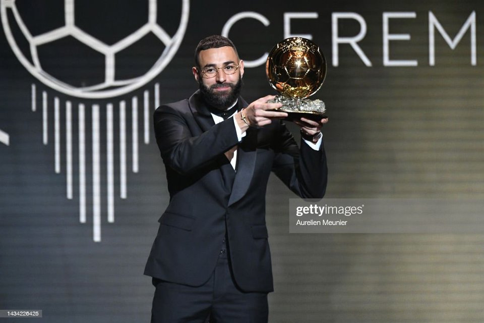 Benzema trở th&agrave;nh cầu thủ Ph&aacute;p đầu ti&ecirc;n kể từ năm 1998 gi&agrave;nh Quả b&oacute;ng v&agrave;ng, sau huyền thoại Zinedine Zidane.