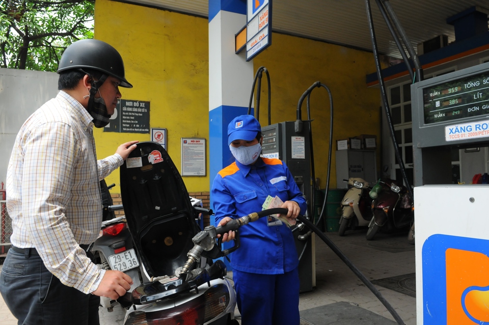 Người tiêu dùng mua xăng tại một cửa hàng trên phố Thụy Khuê. Ảnh: Hải Linh