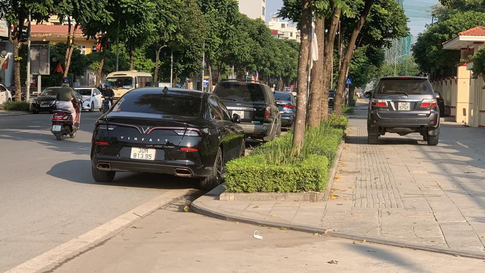 Xe ô tô dừng đỗ trên vỉa hè, dưới lòng đường phố Lê Trọng Tấn. Ảnh: Vân Nhi