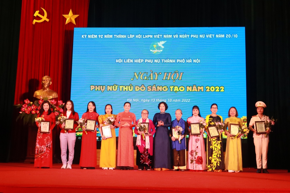 Phó Chủ tịch Thường trực Hội LHPNViệt Nam Đỗ Thị Thu Thảo (thứ 5 từ trái qua) và Chủ tịch Hội LHPN Hà Nội Lê Kim Anh (thứ 7 từ trái qua) trao tặng Danh hiệu Phụ nữ Thủ đô tiêu biểu năm 2022 cho 10 phụ nữ tiêu biểu. Ảnh: Việt An