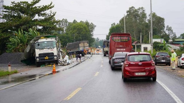 Tai nạn giao thông hôm nay (19/10): Hai xe tải đối đầu, tài xế mắc kẹt - Ảnh 3