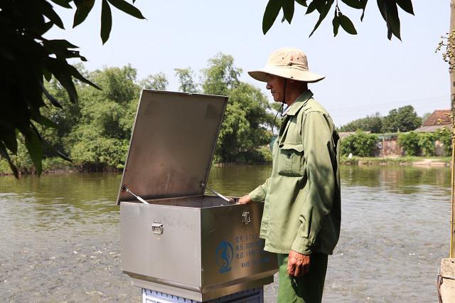 Nhờ đầu tư m&aacute;y cho c&aacute; ăn, anh Thanh tiết kiệm được nhiều thời gian v&agrave; c&ocirc;ng sức. Ảnh: Ngọc &Aacute;nh