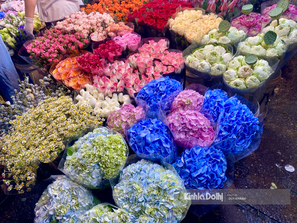 Nhộn nhịp chợ hoa lớn nhất Thủ đô trước ngày 20/10 - Ảnh 2