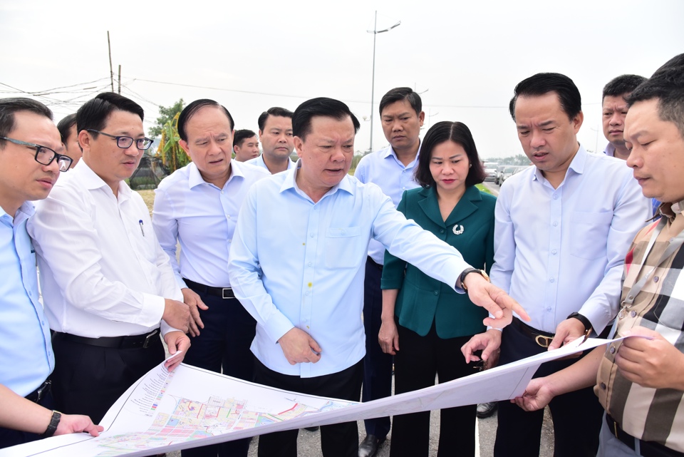 Bí thư Thành ủy Hà Nội Đinh Tiến Dũng và các đồng chí lãnh đạo TP Hà Nội kiểm tra một số dự án đang được triển khai trên địa bàn quận Bắc Từ Liêm.