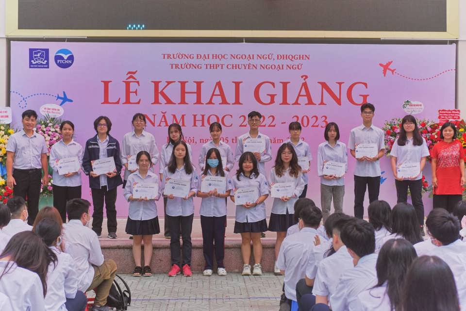 Học sinh tiêu biểu trường THPT chuyên Ngoại ngữ (ĐH Ngoại ngữ- ĐH Quốc gia Hà Nội) được khen thưởng trong lễ khai giảng