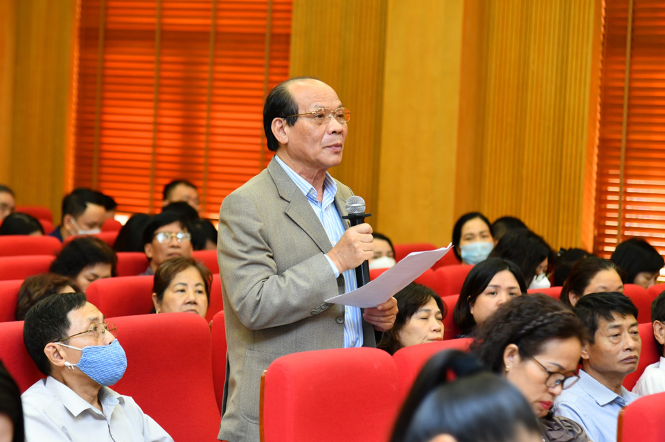 Cử tri phát biểu ý kiến tại buổi tiếp xúc cử tri trước Kỳ họp thứ 4, Quốc hội khóa XV tại đơn vị bầu cử số 1 TP Hà Nội. Ảnh: Hải Linh