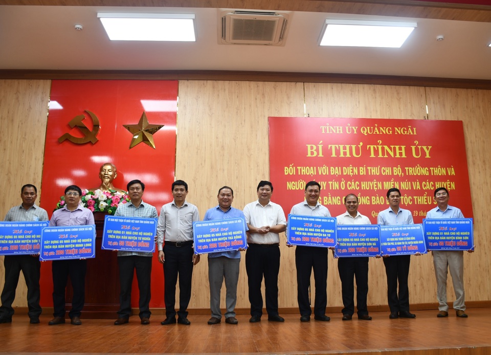 Ban D&acirc;n vận Tỉnh ủy phối hợp UBMTTQ Việt Nam tỉnh Quảng Ng&atilde;i trao bảng hỗ trợ cho c&aacute;c địa phương.