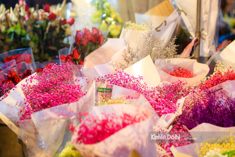 Dịp 20/10 năm nay, chợ lu&ocirc;n đa dạng loại hoa, m&agrave;u sắc để người d&acirc;n lựa chọn.