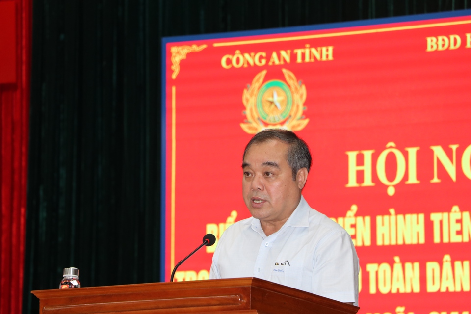 Ph&oacute; Chủ tịch Thường trực UBND tỉnh Quảng Ng&atilde;i Trần Ho&agrave;ng Tuấn ph&aacute;t biểu tại hội nghị.