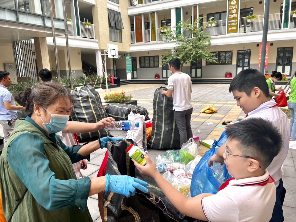 C&aacute;c em học sinh trường Tiểu học Kim Đồng tham gia hoạt động ph&acirc;n loại r&aacute;c thải nhựa.&nbsp;