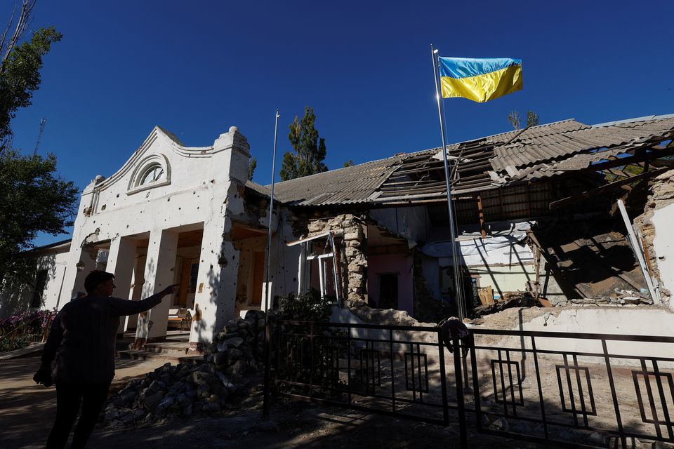Một t&ograve;a nh&agrave; trụ sở của hội đồng địa phương ở Ukraine bị hư hại nặng nề trong cuộc tấn c&ocirc;ng của Nga ng&agrave;y 18/10. Ảnh: Reuters