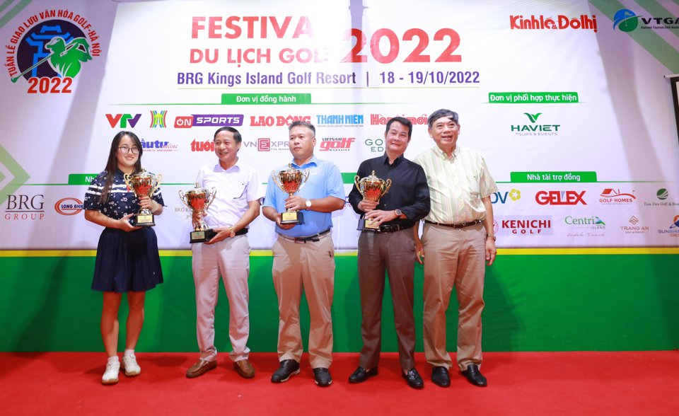 Phó Chủ tịch Hiệp hội Du lịch Golf Việt Nam Phạm Thành Trí trao giải Nhất cho các golfer. Ảnh: Công Hùng
