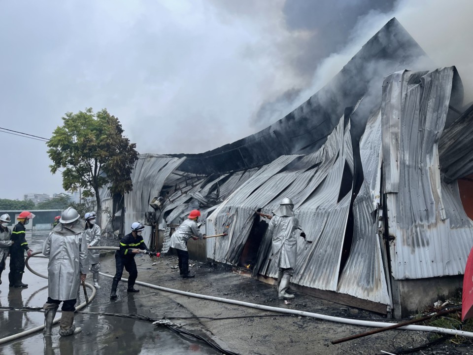 Xác định một người chết trong vụ cháy xưởng ở chợ 365 Hà Đông  - Ảnh 10
