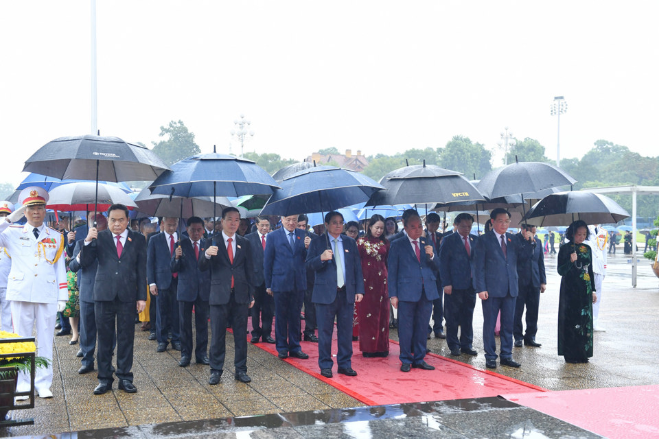 C&aacute;c đại biểu Quốc hội k&iacute;nh cẩn nghi&ecirc;ng m&igrave;nh, tỏ l&ograve;ng biết ơn v&ocirc; hạn, l&ograve;ng th&agrave;nh k&iacute;nh tưởng nhớ c&ocirc;ng lao to lớn của Chủ tịch Hồ Ch&iacute; Minh. Ảnh: Quochoi.vn