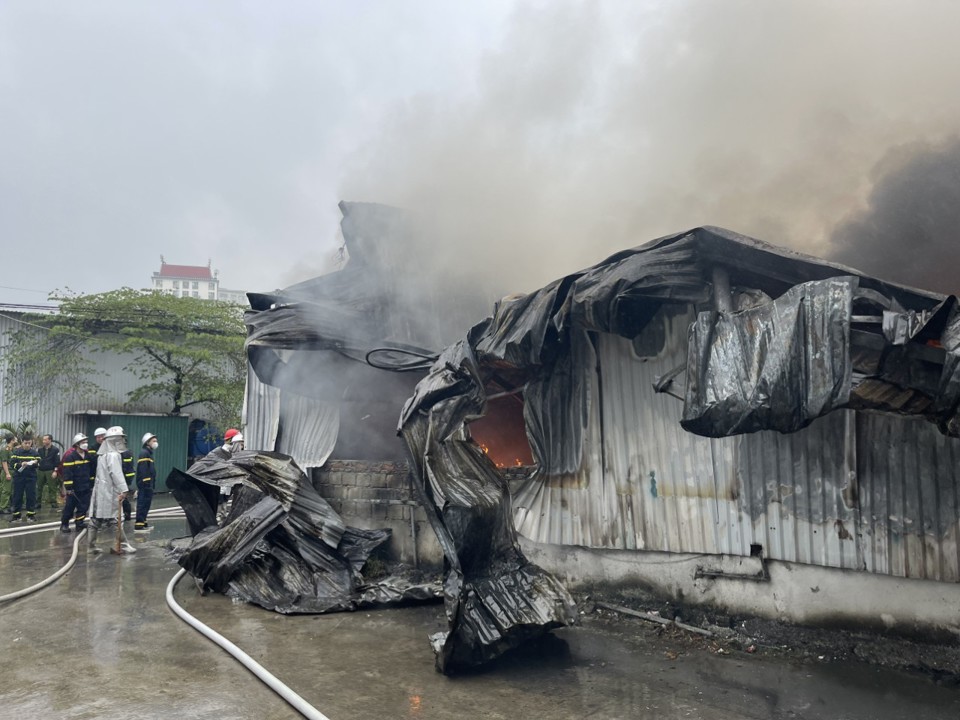 Xác định một người chết trong vụ cháy xưởng ở chợ 365 Hà Đông  - Ảnh 9
