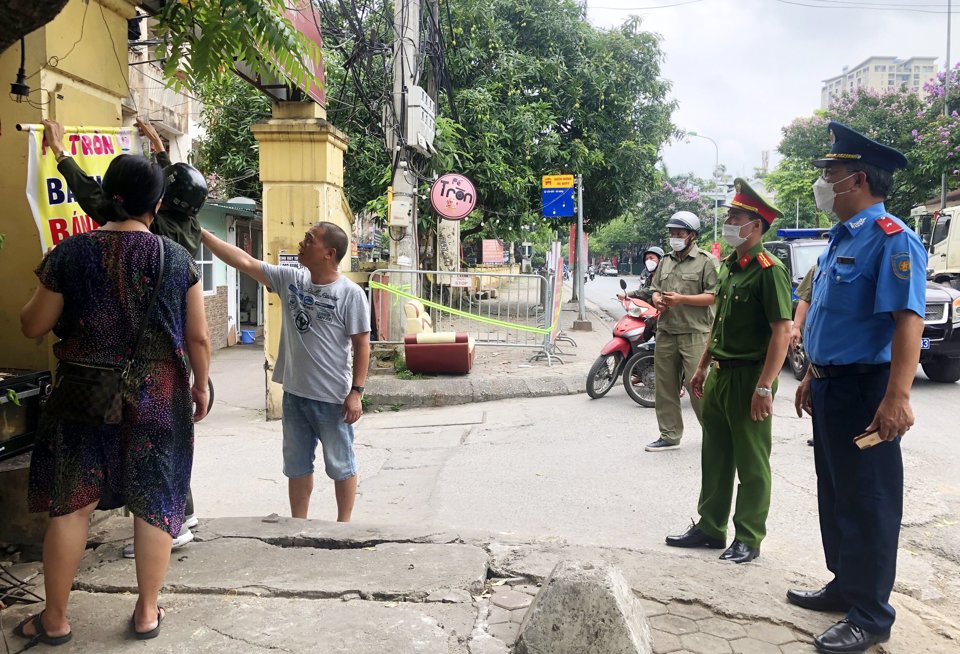 Ban Chỉ đạo 197 phường H&agrave; Cầu (quận H&agrave; Đ&ocirc;ng) xử l&yacute; vi phạm trật tự đ&ocirc; thị tại phường H&agrave; Cầu.