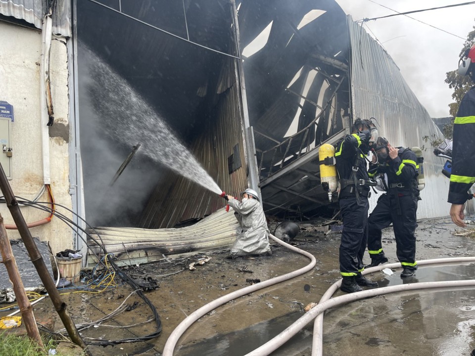Xác định một người chết trong vụ cháy xưởng ở chợ 365 Hà Đông  - Ảnh 4