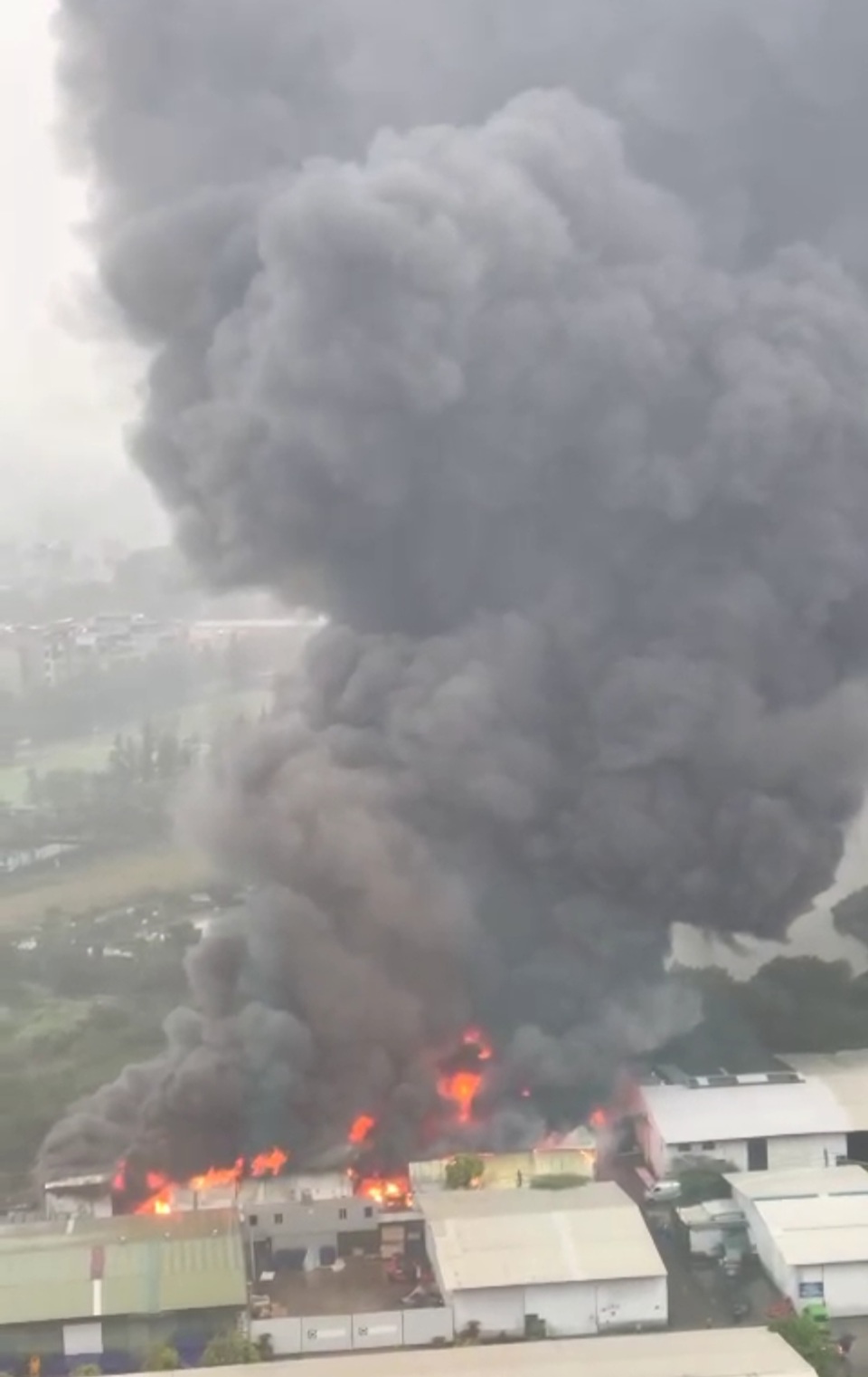 Cháy lớn khu nhà xưởng tại chợ 365 ở Hà Đông  - Ảnh 1