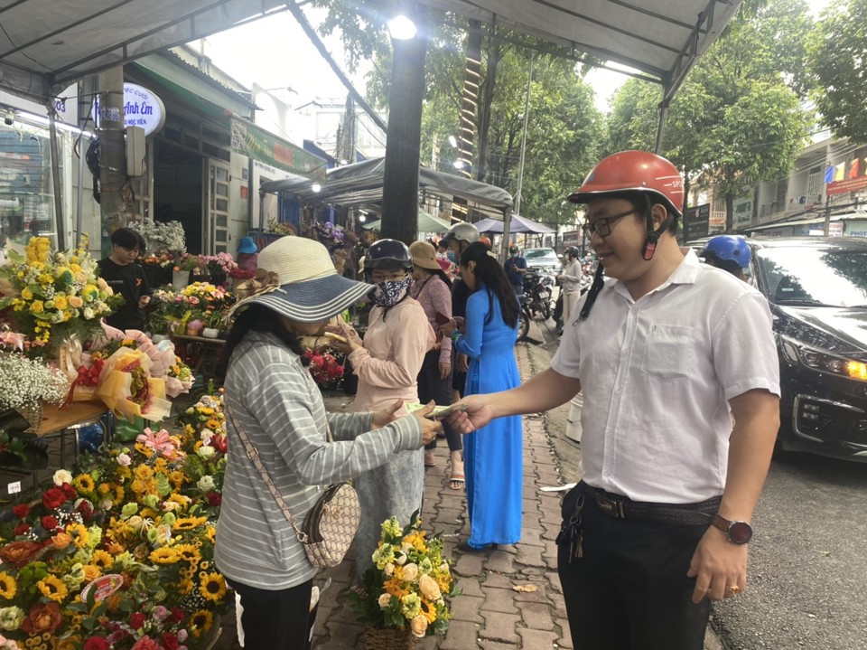 Một kh&aacute;ch h&agrave;ng mua c&ugrave;ng l&uacute;c nhiều b&oacute; hoa tặng đồng nghiệp trong cơ quan s&aacute;ng 20/10 tại phi&ecirc;n chợ hoa tr&ecirc;n đường Th&iacute;ch Quảng Đức, TP Thủ Dầu Một