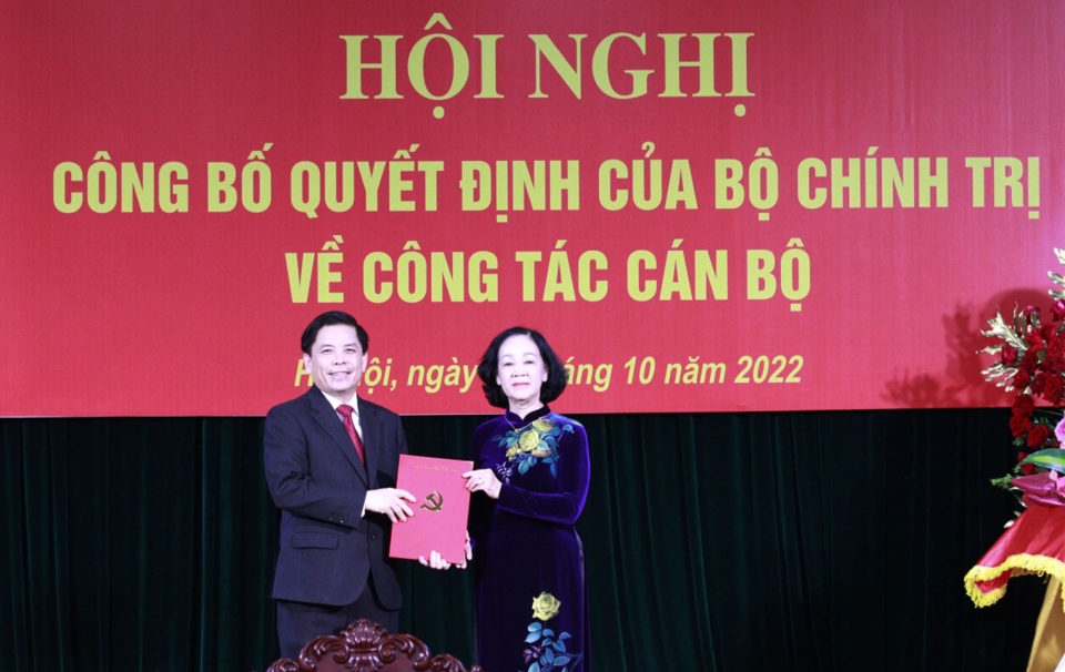 Trưởng Ban Tổ chức Trung ương Trương Thị Mai trao quyết định cho &ocirc;ng Nguyễn Văn Thể.