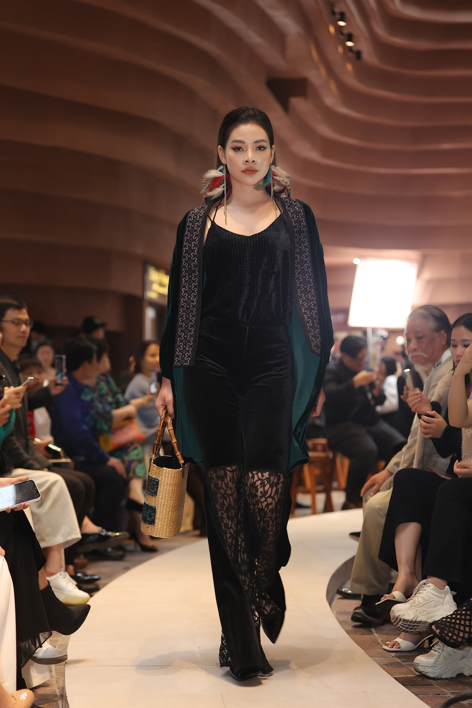 Gần 100 người mẫu diễn VC Fashion Show - Bước chân di sản   - Ảnh 1