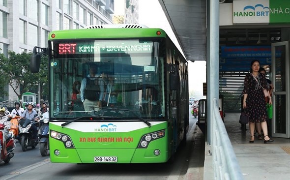 Hà Nội: Thí điểm khách đi buýt nhanh BRT được dùng xe máy điện miễn phí - Ảnh 1