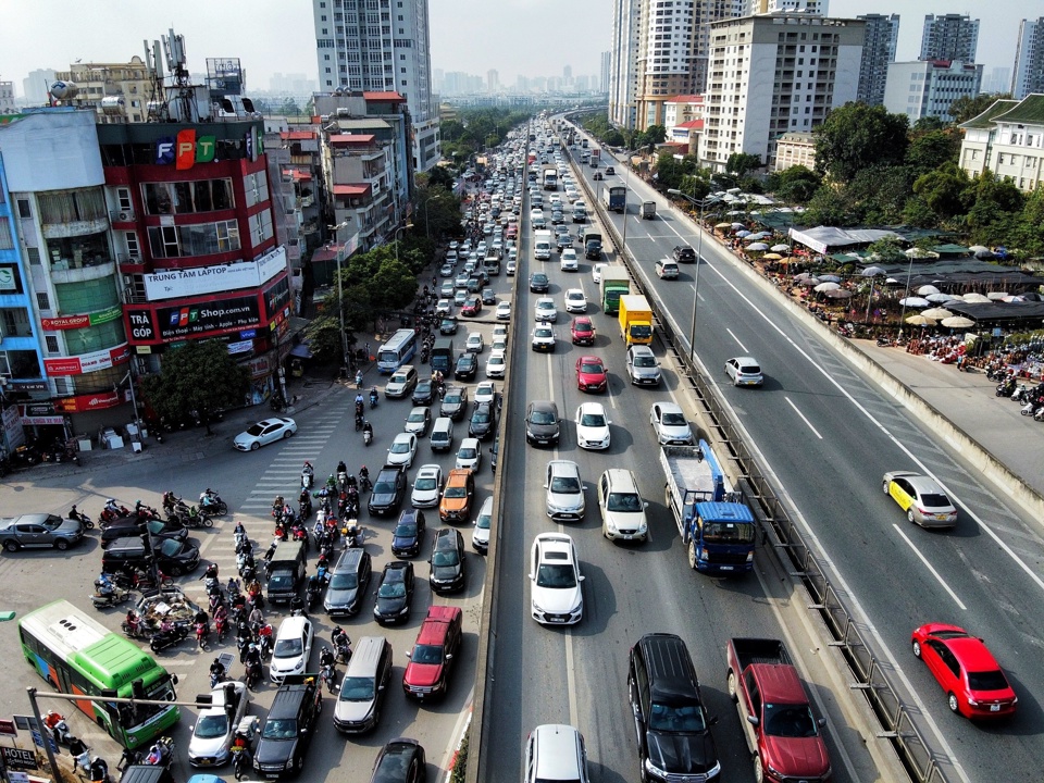 Hà Nội dự kiến thí điểm thu phí phương tiện vào nội đô, nhằm giảm ùn tắc giao thông. Ảnh: Hồng Quang