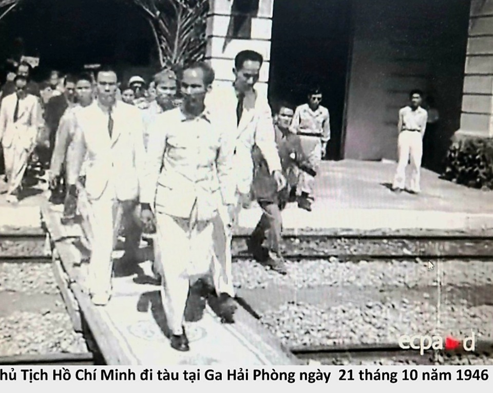 Chủ tịch Hồ Ch&iacute; Minh đi t&agrave;u tại ga Hải Ph&ograve;ng năm 1946.