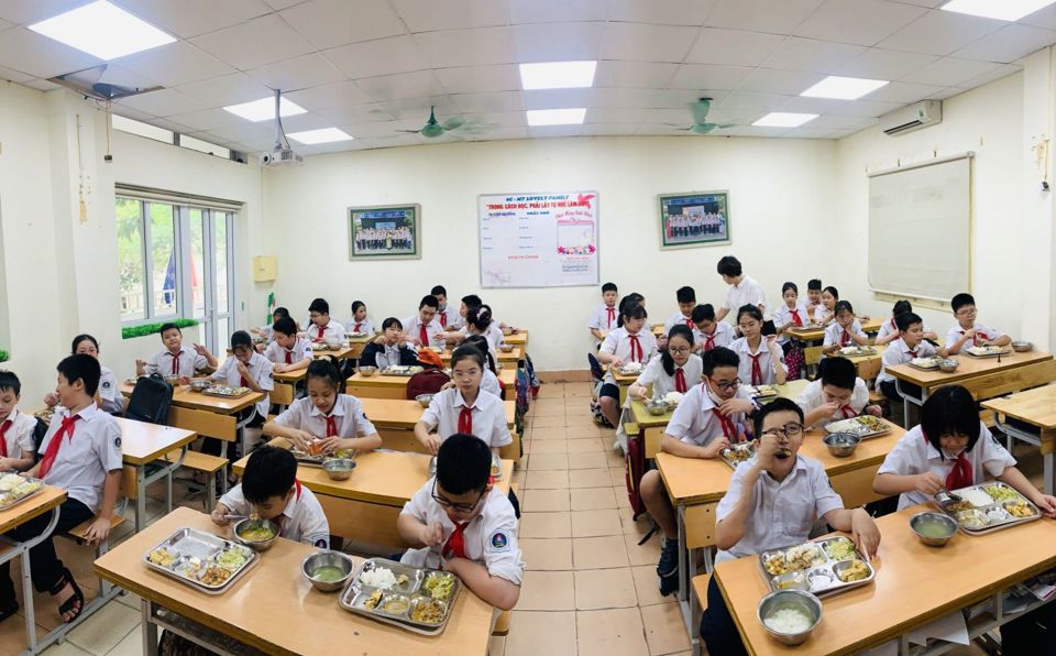 Một bữa ăn trưa của học sinh trường THCS Hoàn Kiếm. Ảnh: Trần Anh
