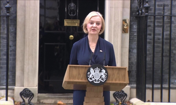Thủ tướng Anh Liz Truss trong một cuộc họp b&aacute;o ở Thủ đ&ocirc; London ng&agrave;y 14/10. Ảnh: Reuters