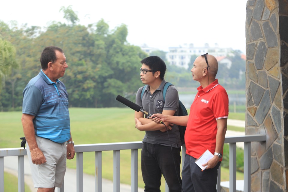 "H&agrave; Nội c&oacute; nhiều s&acirc;n golf đẳng cấp, kh&iacute; hậu qu&aacute; tốt, m&oacute;n ăn ngon, nếu đầu tư th&ecirc;m c&ocirc;ng t&aacute;c truyền th&ocirc;ng, chắc chắc du lịch golf sẽ ph&aacute;t triển" - &ocirc;ng Henchik StapeKeng, người Nam Phi chia sẻ. Ảnh: DK