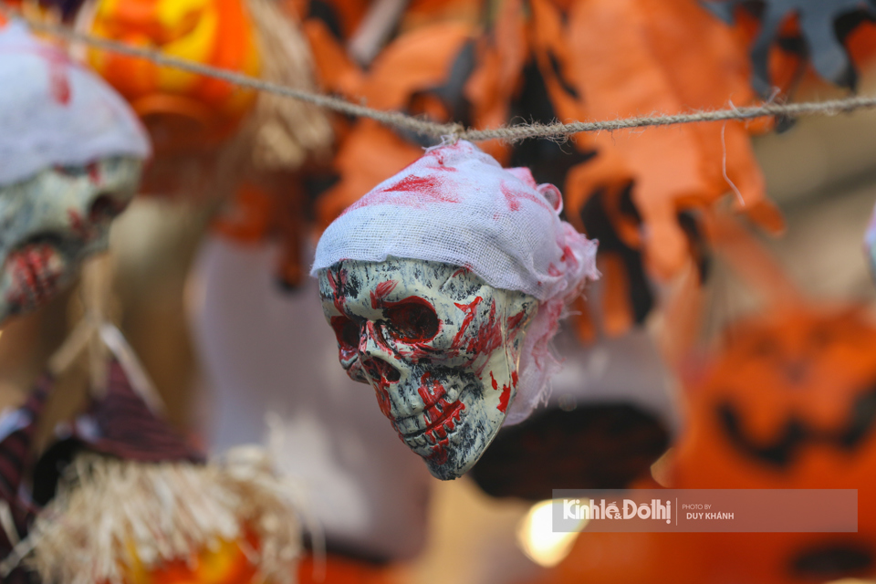 Phố Hàng Mã: Tràn ngập đồ chơi kinh dị ngày lễ Halloween - Ảnh 3