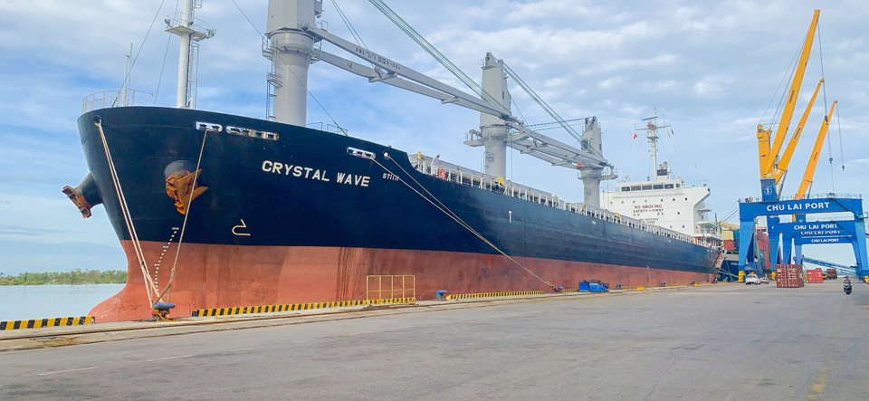 Cảng Chu Lai tiếp nhận t&agrave;u CRYSTAL WAVE (Panama), xuất khẩu vi&ecirc;n n&eacute;n sang Nhật Bản.