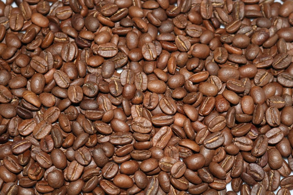 Gi&aacute; c&agrave; ph&ecirc; h&ocirc;m nay 22/10: Robusta về mốc 2.000 USD/tấn, trong nước dưới 44.000 đồng/kg