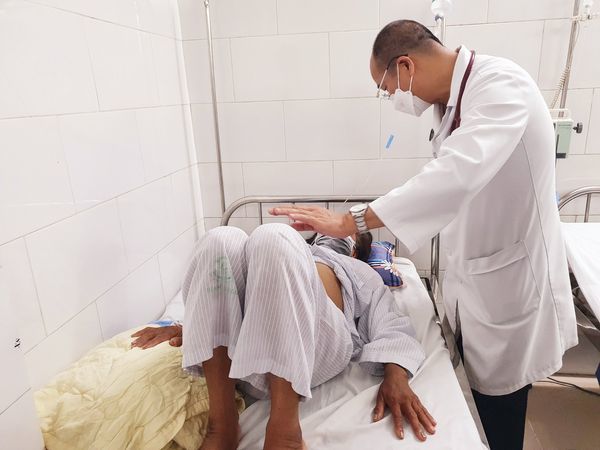 Bệnh nh&acirc;n sốt xuất huyết điều trị tại Bệnh viện Bạch Mai. Ảnh: Mai Thanh