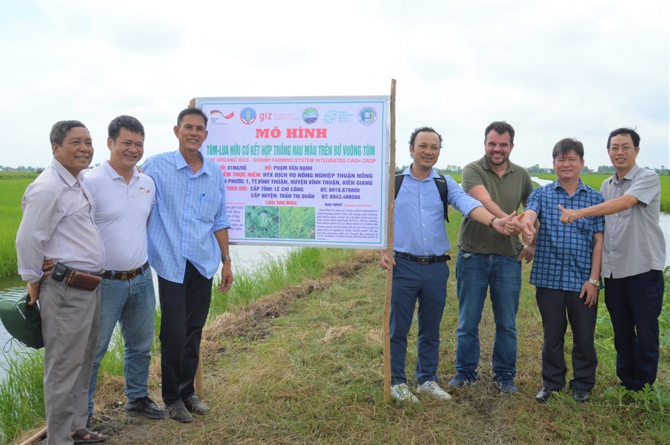 &Ocirc;ng Nguyễn Văn &Uacute;t (thứ 3, b&ecirc;n tr&aacute;i qua), Gi&aacute;m đốc Hợp t&aacute;c x&atilde; (HTX) Dịch vụ n&ocirc;ng nghiệp Thuận N&ocirc;ng : T&ocirc;i mơ ước ruộng vườn của hợp t&aacute;c x&atilde; th&agrave;nh c&aacute;c khu Resort. Ảnh: Đ&agrave;o Ch&aacute;nh.