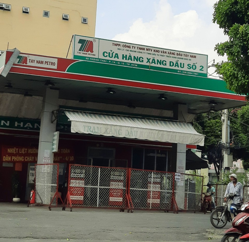 CHXD số 2 của T&acirc;y Nam Petro tr&ecirc;n đường Th&agrave;nh Th&aacute;i, quận 10 (TP Hồ Ch&iacute; Minh) r&agrave;o k&iacute;n, kh&ocirc;ng b&aacute;n h&agrave;ng. Ảnh: Mậu Dũng.