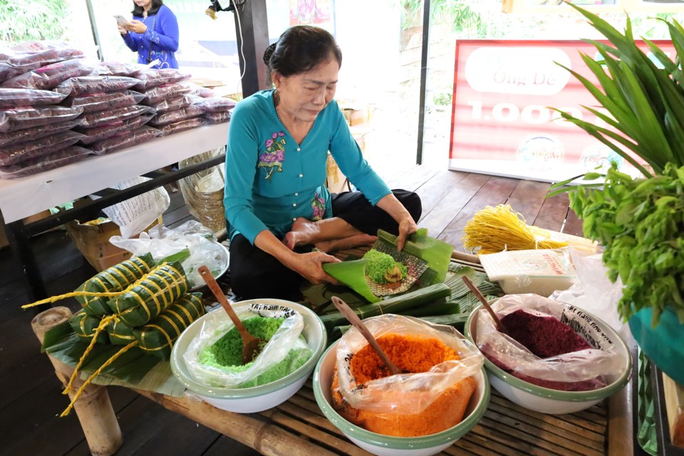 Tại lễ hội, du kh&aacute;ch c&ograve;n được trải nghiệm qu&aacute; tr&igrave;nh l&agrave;m b&aacute;nh từ c&aacute;c nghệ nh&acirc;n. Ảnh MT