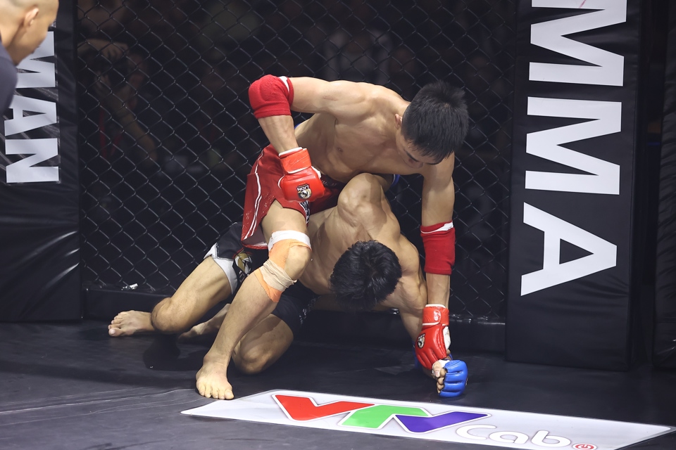 Trần Quang Lộc thắng knockout đối thủ ở bán kết LION Championship  - Ảnh 1