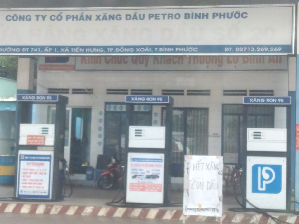 CHXD của PETRO B&igrave;nh Phước tr&ecirc;n đường ĐT 741, x&atilde; Tiến Hưng, TP Đồng Xo&agrave;i, tỉnh B&igrave;nh Phước hết xăng từ 2 ng&agrave;y qua. Ảnh: Phạm Xu&acirc;n Chung.