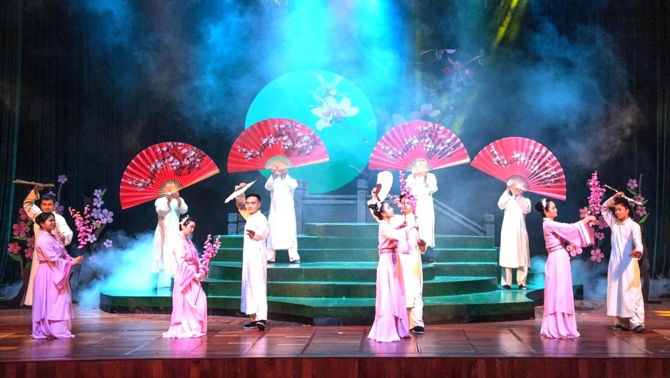 Thúy Kiều- Kiếp đoạn trường là vở diễn được Nhà hát kịch Hà Nội dàn dựng công phu, phục vụ đông đảo khác giả là học sinh